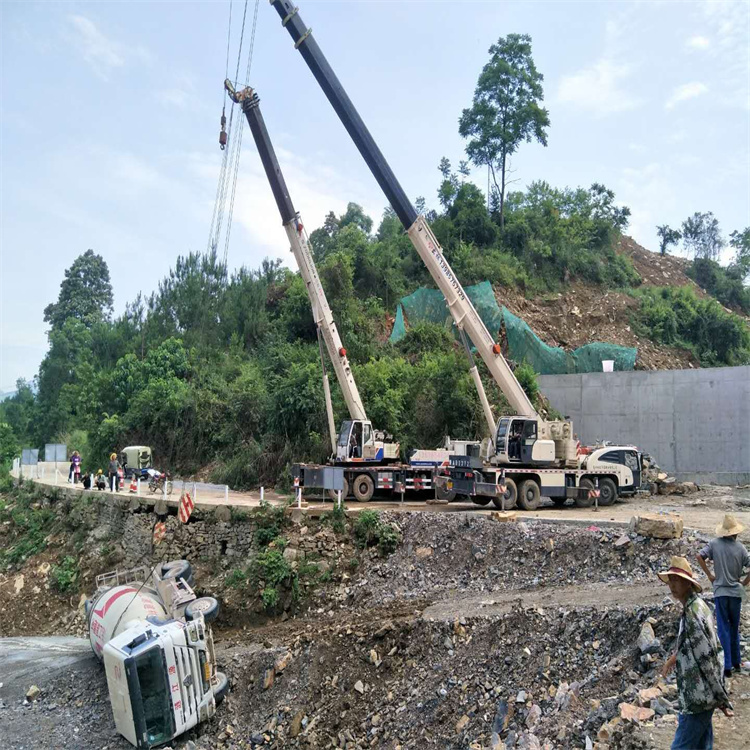 新津汽车掉沟里叫吊车救援要多少钱
