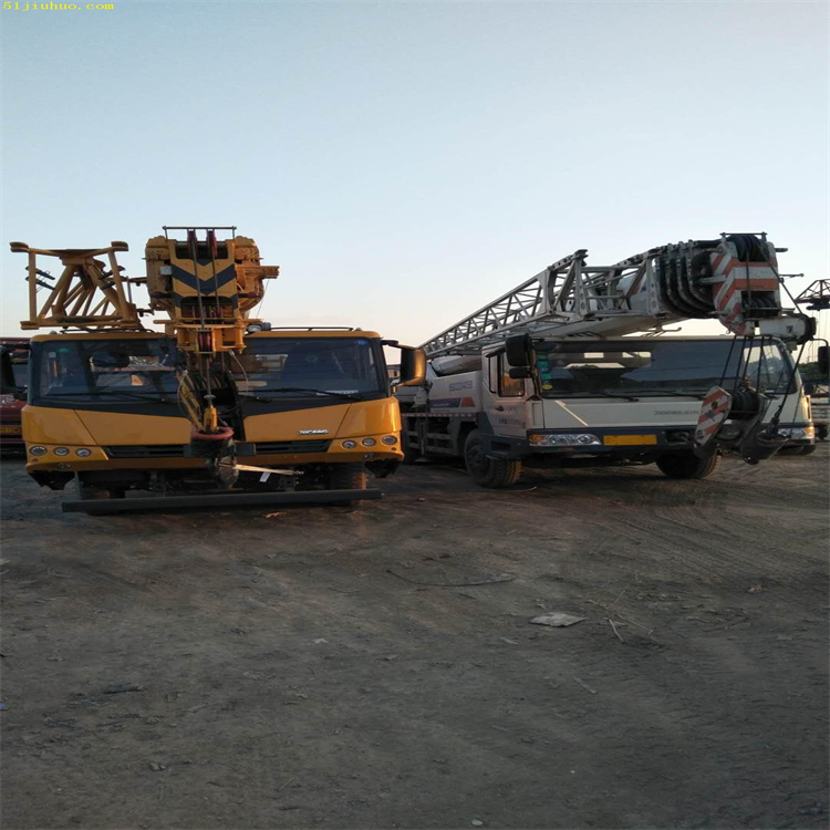 新津吊车吊挖机正确办法